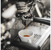 Espressomaschine bereitet Espresso in einer Tasse zu