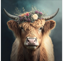 Porträt eines schottischen Hochlandrindes mit Blumenkranz