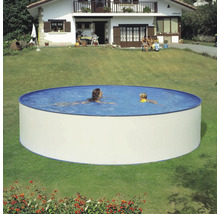 Rundes Gartenpool mit Badenden auf Rasen vor Wohnhaus