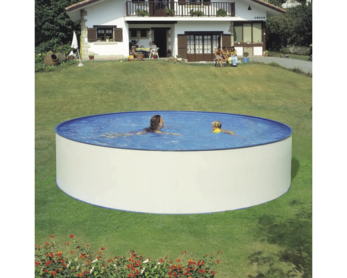 Rundes Gartenpool mit Badenden auf Rasen vor Wohnhaus