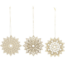 Drei hölzerne Sternanhänger mit unterschiedlichen Designs, aufgehängt an Schnüren.