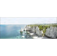 Panoramaaufnahme einer Küstenlandschaft mit Klippen und Meer