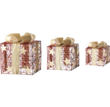 Drei dekorative Geschenkpakete mit Schleife und Sternen