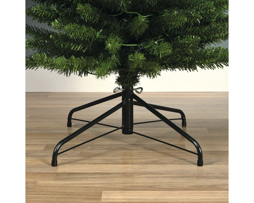 Detailansicht eines Weihnachtsbaums mit schwarzem Metallständer