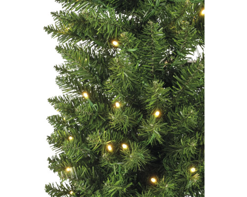 Nahaufnahme eines grünen, künstlichen Weihnachtsbaums mit integrierten Lichtern.