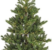 Detailansicht eines künstlichen Weihnachtsbaums mit Beleuchtung