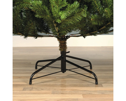 Detailaufnahme eines künstlichen Weihnachtsbaums mit Metallständer.