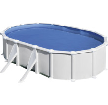 Ovaler Swimmingpool mit Stahlwand und blauer Wasseroberfläche