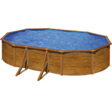 Aufstellpool aus Holz mit blauem Wasser