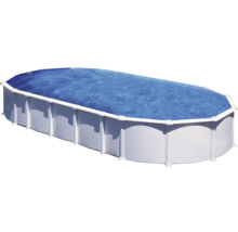 Ovalpool mit Stahlwand und Wasser gefüllt