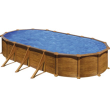 Ovaler Swimmingpool mit Holzverkleidung und Wasser