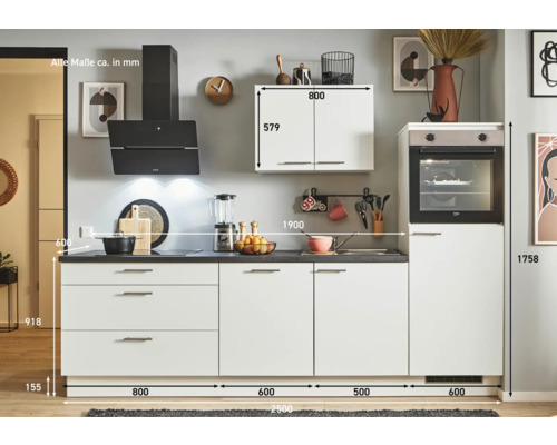 Küchenzeile mit Spüle, Kochfeld, Dunstabzugshaube, Hängeschrank und Backofen mit Maßen