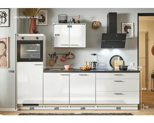 Moderne Küche mit weißen Schränken, Arbeitsplatte und Elektrogeräten mit Maßangaben