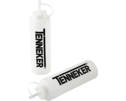 Zwei weiße Spritzflaschen der Marke Tenneker