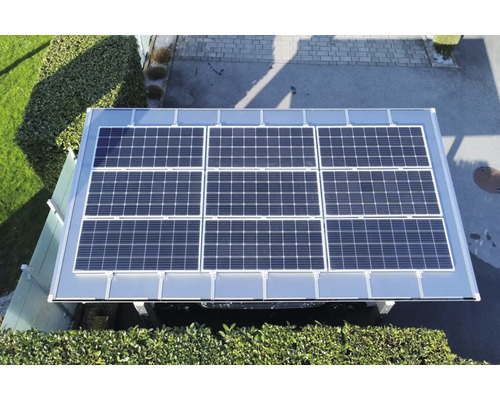 Aufnahme von Solarmodulen auf einem Carportdach zur Energiegewinnung