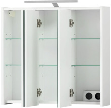 Geöffneter weißer Spiegelschrank mit Glasböden und Beleuchtung