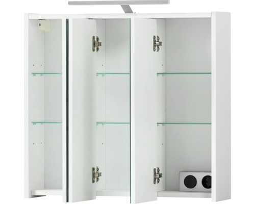 Geöffneter weißer Spiegelschrank mit Glasböden und Beleuchtung