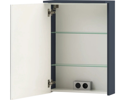 Geöffneter Spiegelschrank mit zwei Glasböden und Steckdose