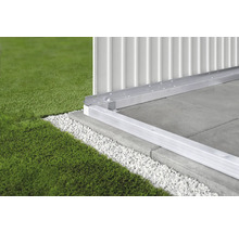 Detailansicht eines Gartenhauses mit Aluminiumrahmen auf Steinplatten und Kies