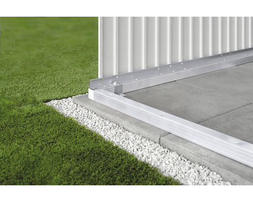 Bodenrahmen Biohort AvantGarde A3/A5, HighLine H2, Panorama P2 Detailansicht eines Fundamentrahmens aus Aluminium auf Betonplatten mit Kies und Rasen.