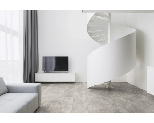 Helles Wohnzimmer mit Wendeltreppe, Fernseher und Sofa.