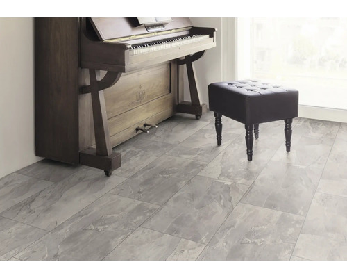 Szene mit Klavier, Hocker und grauem Bodenbelag in Marmoroptik