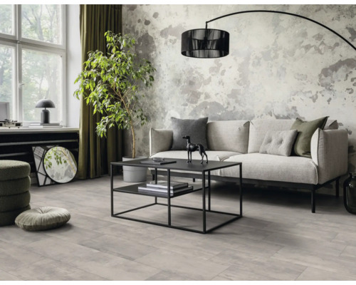 Heller Wohnraum mit Sofa, Couchtisch und Stehlampe