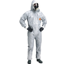 Person mit Schutzanzug und Gasmaske