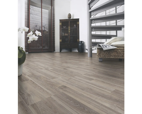 Heller Raum mit Laminatboden, dunklem Holzschrank und Wendeltreppe