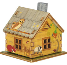 Dekoratives Holzhaus mit Tiermotiven als Dekoration
