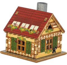 Dekoratives Räucherhaus im traditionellen Stil mit Dach, Fenstern und Kamin