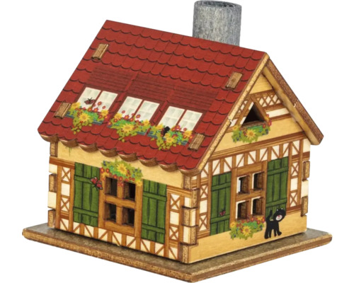 Dekoratives Räucherhaus im traditionellen Stil mit Dach, Fenstern und Kamin
