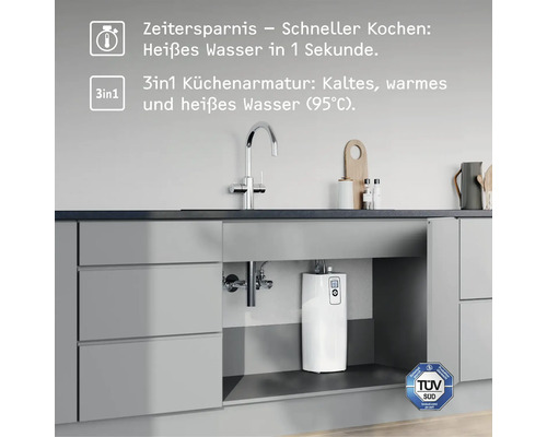 Küchenarmatur mit Warmwasserbereiter unter der Spüle in einer modernen Küche.