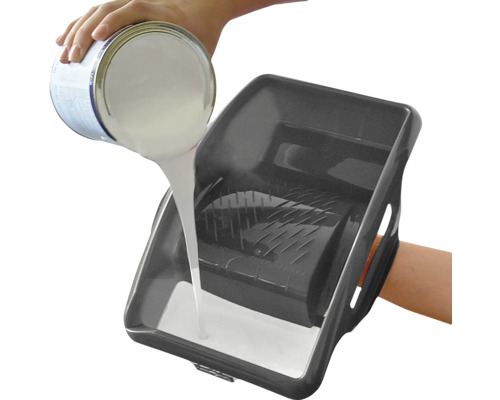 Farbe wird in einen Farbroller-Eimer gegossen.