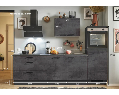 Komplette Küche mit Dunstabzugshaube, Wandschrank und Backofen
