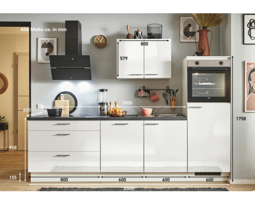 Küchenzeile mit Hängeschrank, Spüle und Elektrogeräten