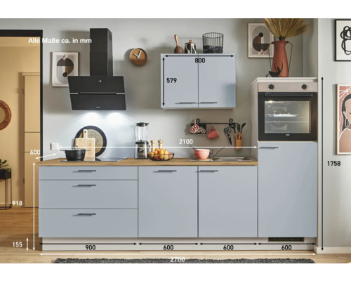 Komplette Küchenzeile in hellem Design mit Spüle, Kochfeld und Elektrogeräten