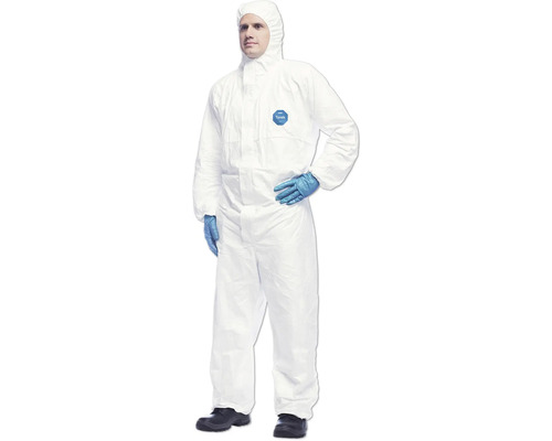 Mann mit Schutzanzug und Handschuhen