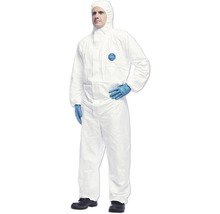 Person in Schutzanzug mit Kapuze und Schutzhandschuhen