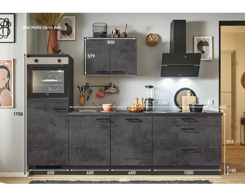 Küchenzeile mit Hängeschrank, Backofen und Dunstabzugshaube