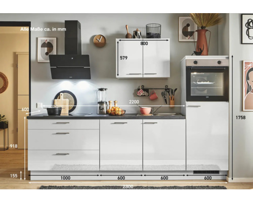 Komplette Küche mit Geräten, Spüle, Dunstabzugshaube und Hängeschrank