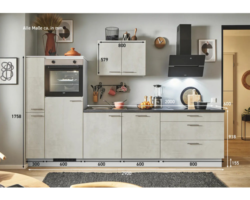 Küchenzeile mit Hängeschrank und Elektrogeräten