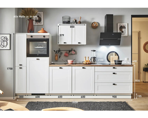 Komplette weiße Küche mit Maßangaben