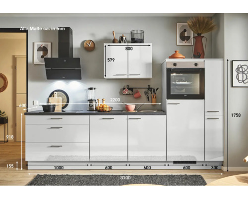 Küchenzeile mit Ober- und Unterschränken sowie Elektrogeräten und Maßangaben.