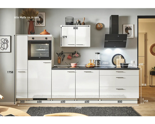 Küchenzeile mit Hochschrank, Hängeschrank, Spüle, Kochfeld und Dunstabzugshaube, inklusive Maßangaben