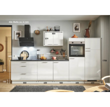 Komplette Küche mit Elektrogeräten und Maßen.