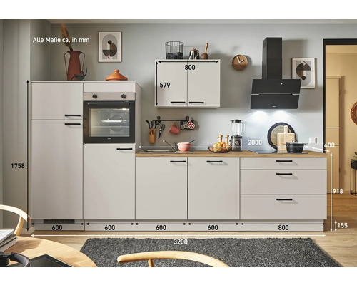 Küchenzeile mit Hochschrank, Hängeschrank, Spüle, Herd und Dunstabzugshaube