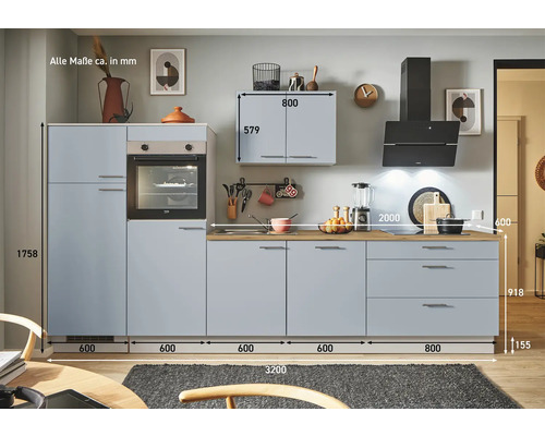 Küchenzeile mit Schränken, Spüle, Kochfeld und Dunstabzugshaube