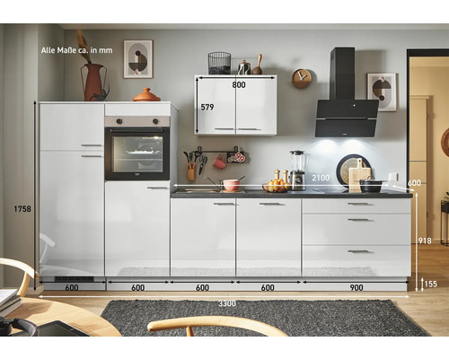 Komplette Küche in Weiß mit Elektrogeräten und Maßangaben