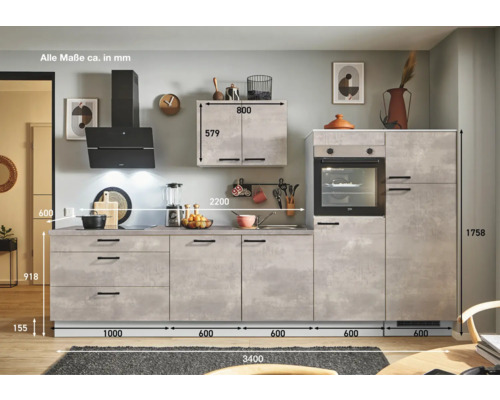 Komplette Küche mit Elektrogeräten, Arbeitsplatte, Spüle, Schränken und Dunstabzugshaube.